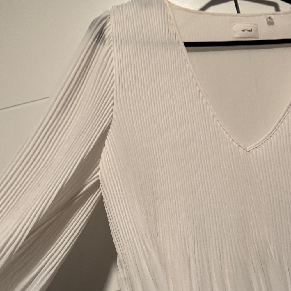 Wilfred
Daydreamer V-neck Blouse - Picture 6 of 14